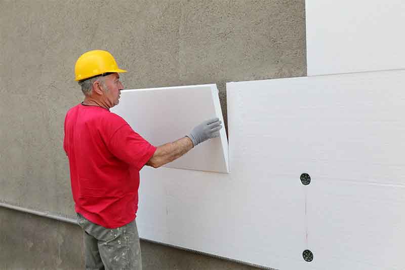 Isolation thermique extérieure d'une façade de maison